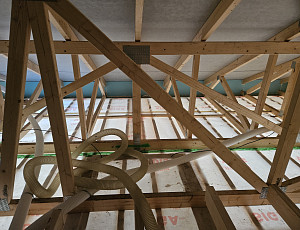 Zateplení stropu dřevostavby rodinného domu pomocí foukané izolace